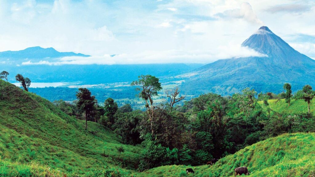 volcan arenal au costa rica: pourquoi devriez-vous l&rsquo;ajouter à votre liste de voyages ?