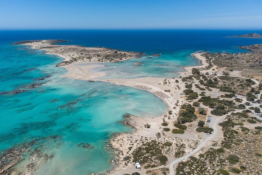 Découverte de la Grèce : quelle est l’histoire de la plage rose d’Elafonissi ?
