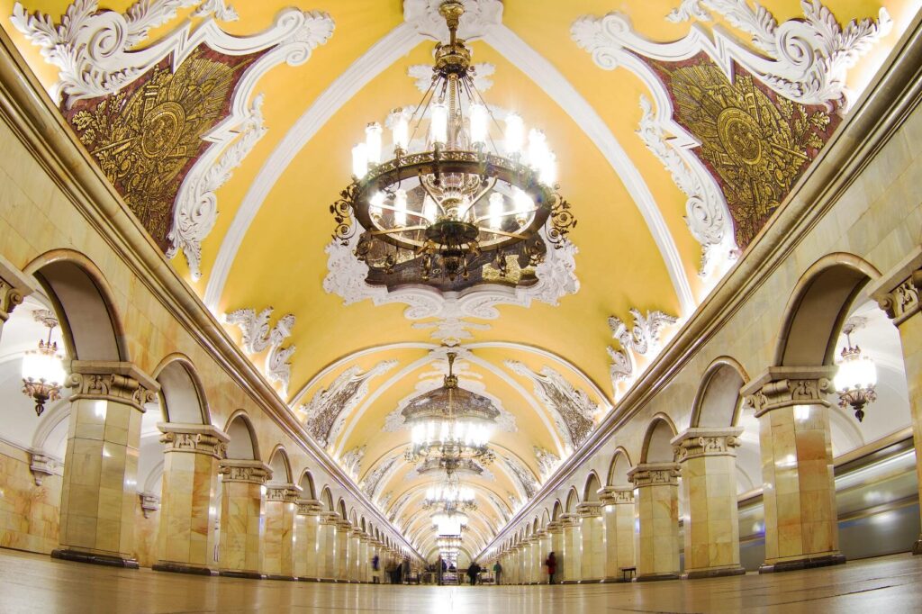 Découverte du métro en Russie : un voyage au cœur des stations emblématiques