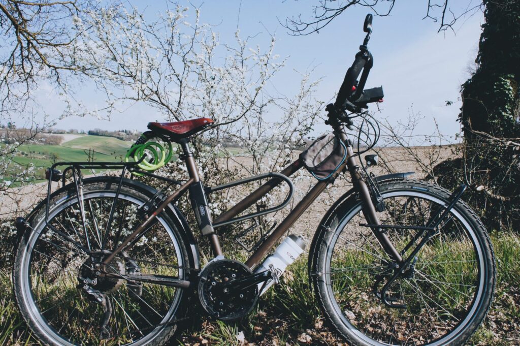 Choisir le vélo de voyage idéal : critères et recommandations