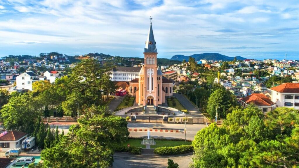 da lat, le joyau caché du vietnam : que découvrir dans cette ville montagneuse ?