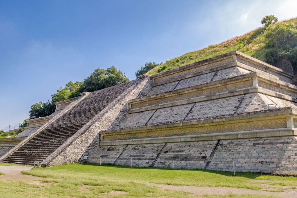 Pyramide en pleine nature : découverte ou mystère non résolu ?