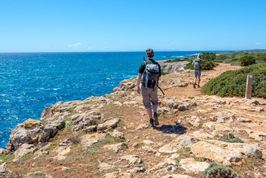 Randonnées à Minorque : découvrez les plus beaux sentiers de l’île