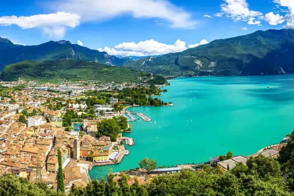 Comment aller de Vérone au lac de Garde sans voiture ?