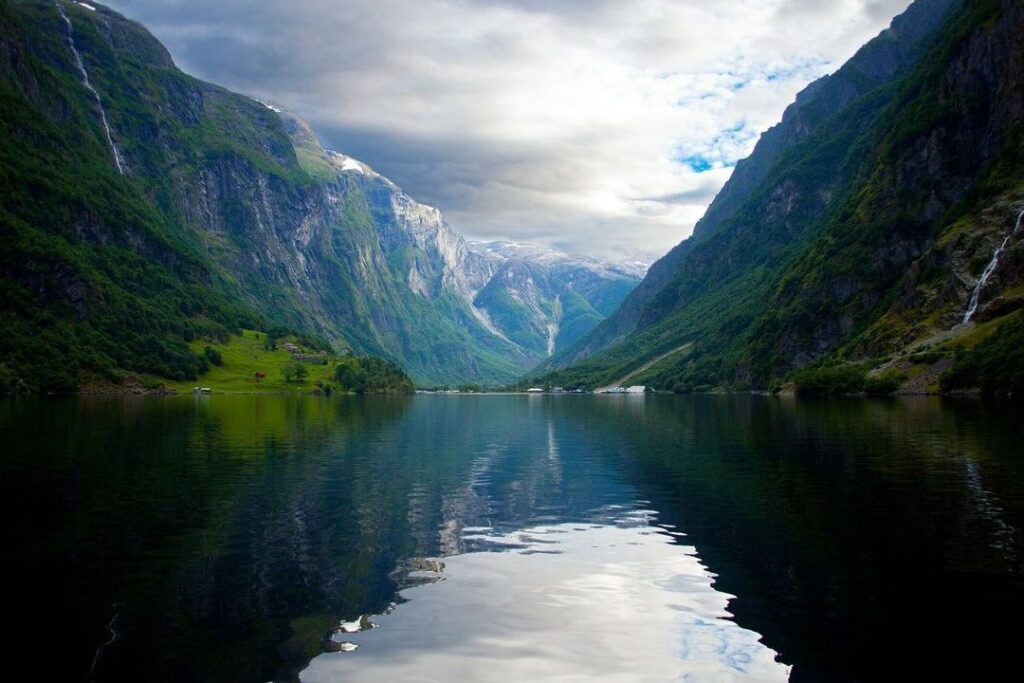 Geiranger en Norvège : joyau des fjords à découvrir absolument ?