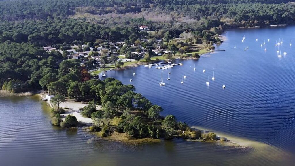 Lac d’Hourtin : une escapade incontournable en Nouvelle-Aquitaine ?