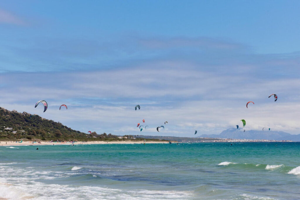 Pourquoi Tarifa en Espagne est la destination ultime pour les amoureux du kite-surf ?